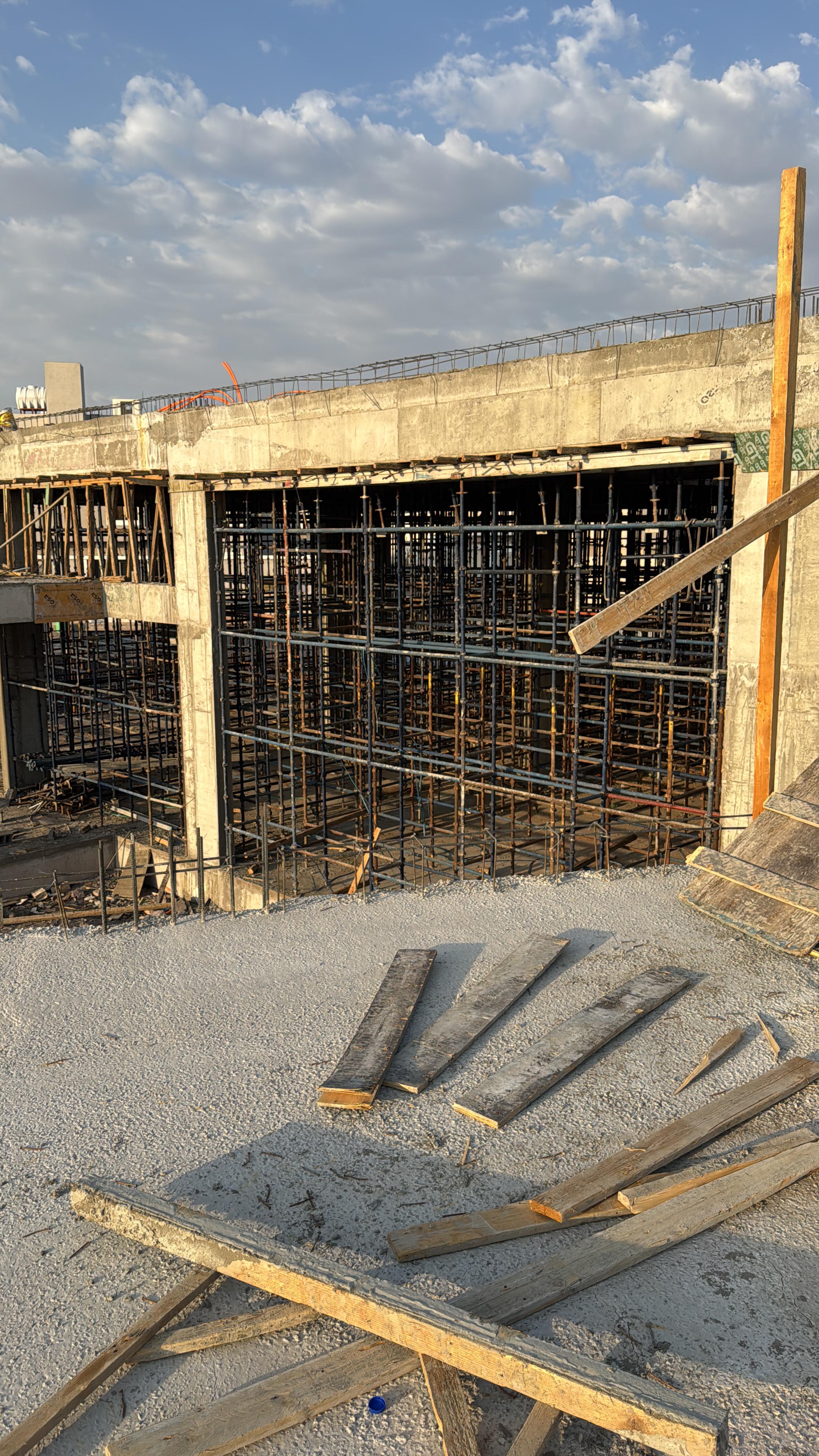Concrete structure and supporting scaffolding during construction